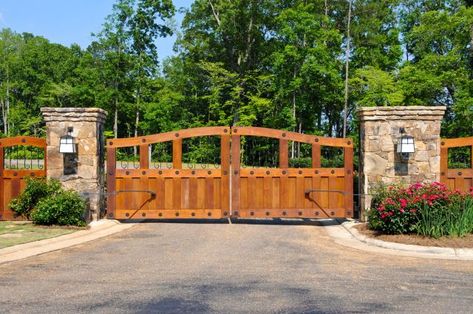 Fences keep bad things out and the things we love in. While we all need to open our fences once in a while, we would never get rid of them completely. Here are 43 smart fence gate ideas that cover everything from a wooden entrance to DIY railings. Check out the decks, metal railings, modern designs, and rustic looks in here. Somewhere in here is the look your yard has been looking for, even if it’s the traditional picket. #fences #gate #entrance #backyardboss Gated Driveway, Entrance Gates Driveway, Automatic Gates Driveways, Gated Entrance, Driveway Entrance Landscaping, Wooden Gates Driveway, Farm Entrance, Electric Gate, Ranch Gates