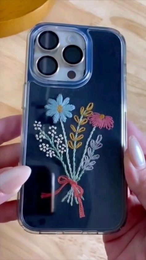 Mobile Case Design Ideas, Diy Mobile Cover Ideas, Embroidery Mobile Cover, Diy Phone Cover Ideas, Cute Phone Cases Diy, Phone Back Cover Design, Mobile Cover Painting Ideas, Mobile Cover Diy, Crochet Mobile Cover