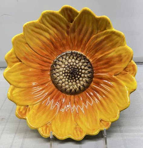 Sunflower Bowl Pottery, Sunflower Ceramics Pottery, Flower Bowl Decoration, Ceramic Flower Plate, Flower Ceramic Plate, Painted Bowls Ideas, Sunflower Dishes, Sunflower Plates, Sunflower Pottery