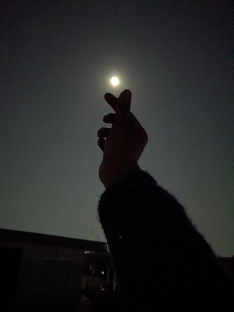 Asthetic moon photo Moon Hand Aesthetic, Hand Dp Pic, Simple Dp For Whatsapp, Asthic Picture Dp, Moon Dp For Whatsapp, Couple Watching Moon, Moon Dpz, Moon Profile Picture, Moon Dp