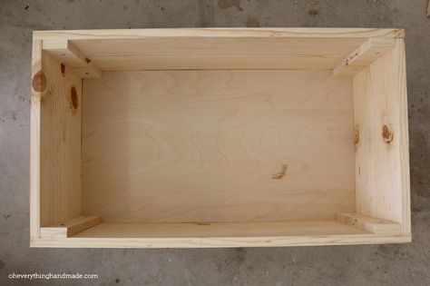 Toy Chest Wood Storage Box Diy, Dyi Toy Box, Diy Toy Box Bench, Toy Chest Diy, Diy Toy Box Ideas, Diy Toy Chest, Diy Storage Chest, Toy Box Diy, Diy Treasure Chest