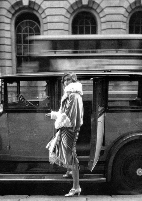 Model wearing Chanel. Photo by Cecil Beaton for Vogue. 1927 - 1920s coats and jackets pt 1 Style Année 20, Cecil Beaton, 20s Fashion, Roaring 20s, Old Car, Roaring Twenties, Old Fashion, Indian Summer, 1920s Fashion