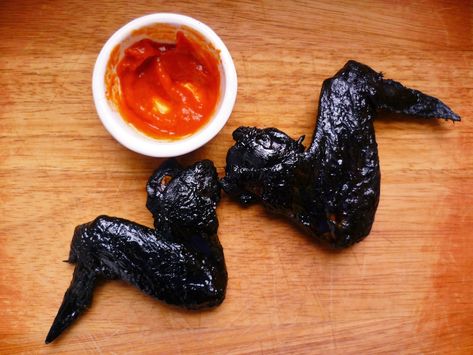 Spooky Dinner, Halloween Menu, Black Food Coloring, Hot Appetizers, Halloween Party Dinner, Halloween Food Treats, Blackened Chicken, Black Food, Halloween Dinner