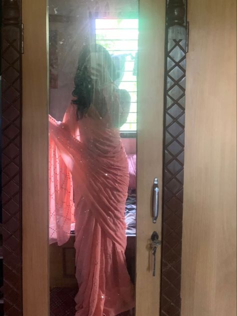 Sari Pic, Mirror Selfie Saree Aesthetic, Saree Pic, Saree Snap, Sari Aesthetic Pictures, Aesthetic Saari Pictures, Mirror Selfie In Traditional, Aesthetic Pov For Saree, Mirror Selfie In Saree Asthetic