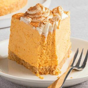 No Bake Pumpkin Cheesecake {Keto!} - The Big Man's World ® Low Carb Pumpkin Cheesecake, No Bake Pumpkin Cheesecake, Dairy Free Cream Cheese, Pumpkin Pie Cheesecake, Pumpkin Cheesecake Recipes, Desserts Keto, Pie Cheesecake, Postre Keto, Spiced Chocolate