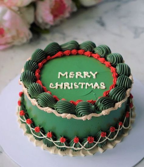 Winter Cake Decor, Vintage Cake Christmas, Christmas Cake Vintage, Simple Christmas Cake Ideas, Christmas Vintage Cake, Christmas Cake Simple, Christmas Birthday Cake Ideas, Simple Christmas Cakes, Winter Cake Decorating