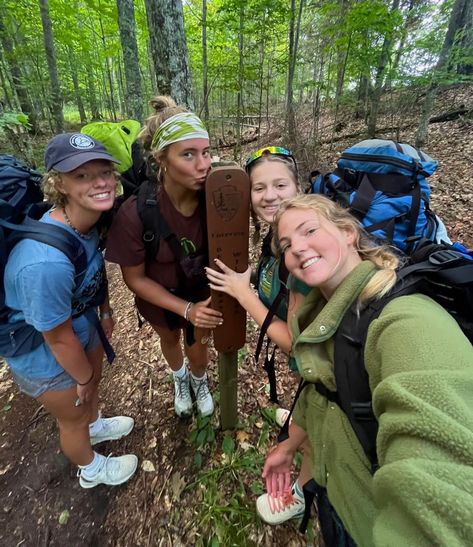 Hiking Picture Ideas Friends, Outdoor Activities Aesthetic, Hiking Pictures With Friends, Hiking Aesthetic Outfit, Camping Fits, Hiking Outfits Summer, Hiking Hacks, Friends Hiking, Granola Aesthetic