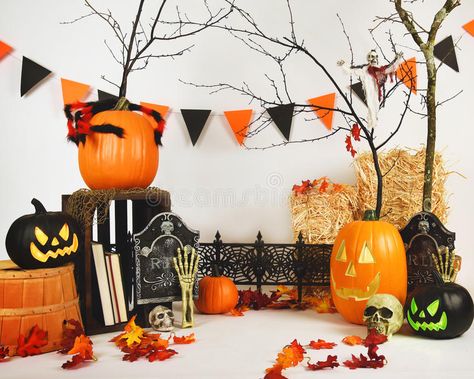 Fotos Halloween, Halloween Mini Session, Fall Baby Pictures, Halloween 1st Birthdays, Scary Halloween Pumpkins, Halloween Photo Booth, Photo Halloween, 1st Birthday Photoshoot, Halloween Photography