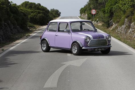 purple mini cooper Mini Driver, Mini Cabrio, Mini Cooper Classic, Auto Design, Mini Stuff, Mini Coopers, Car Goals, Vintage Vehicles, Mini Classic