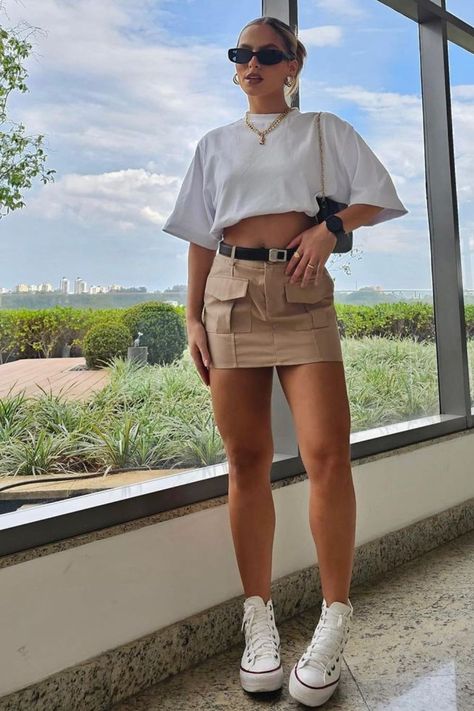 Blusa branca com saia caqui e tênis Show Look, Party Looks Outfits, Outfit Casual Verano, Looks Show, 2000 Outfit, Looks Com All Star, Cute Mini Skirt Outfits, Mini Skirts Fashion, Cargo Skirt Outfit