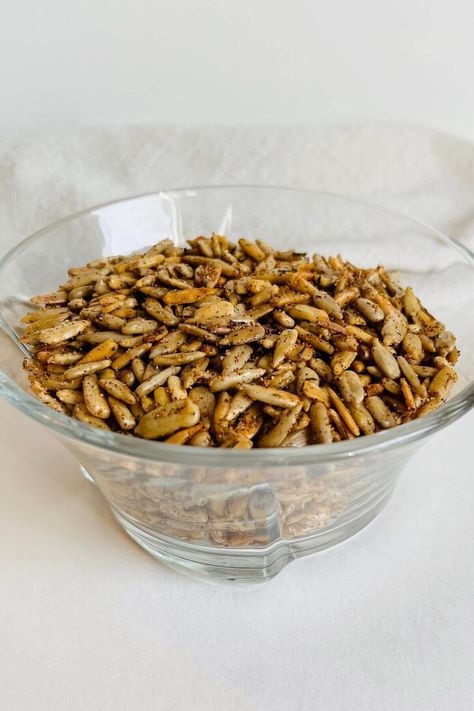 How to Make Spiced Sunflower Seeds - A Sweet Alternative Seed Snacks, Date Paste Recipes, Lemon Basil Pasta, Flax Seed Muffins, Spicy Nuts, Maple Vinaigrette, Squash Risotto, Salt And Vinegar, Vinaigrette Salad