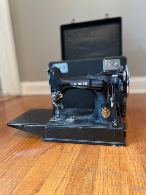 Featherweight Sewing Machine, Vintage Feather, Vintage Singer, Old Sewing Machines, Antique Sewing Machines, Singer Sewing Machine, Singer Sewing, Feather Light, Sewing Machines