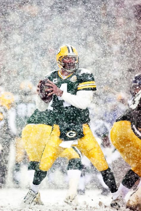 Nfl Snow Wallpaper, Snow Football, Classic Shots, Snow Games, Nfl Legends, Nfl Wallpaper, Packers Baby, Go Packers, Green Bay Packers Fans