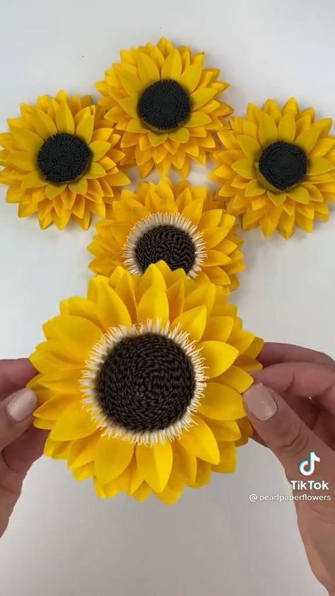 Sunflower Crafts, Kraf Kertas, Paper Sunflowers, Idee Cricut, Easy Paper Flowers, Instruções Origami, Paper Craft Diy Projects, How To Make Paper Flowers, Handmade Flowers Paper