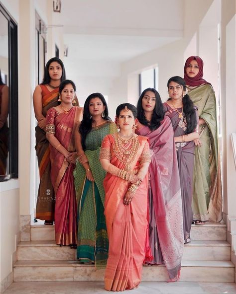 Cousins Poses For Wedding, Cousins Photo Shoot Group Poses Wedding, Marriage Poses With Friends, Indian Bridesmaids Photoshoot, Onam Photoshoot Group Poses, Traditional Group Photoshoot, Wedding Cousins Photography, Ladies Group Photoshoot Ideas, Saree For Friends Wedding Indian