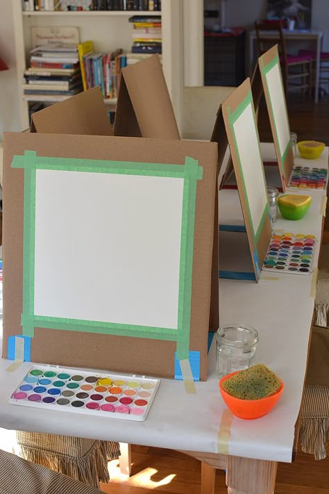 quick and easy way to make your own table easel with cardboard Diy Cardboard Easel, Easel For Painting, Cardboard Easel, Diy Easel, Classe D'art, Carton Diy, Art Birthday Party, Easy Art Projects, Art Birthday