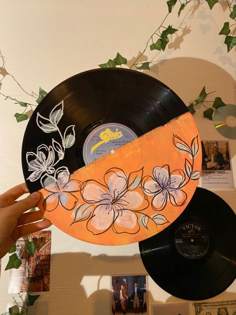 Painted Records Flowers, Record Painting Ideas Easy Boho, Painting Ideas On Vinyl Records, Vinyl Record Art Aesthetic, Painted Vinyl Records Aesthetic, Painting On Records Vinyls, Record Painting Ideas Aesthetic, Vinyl Painting Ideas, Record Painting Ideas Easy