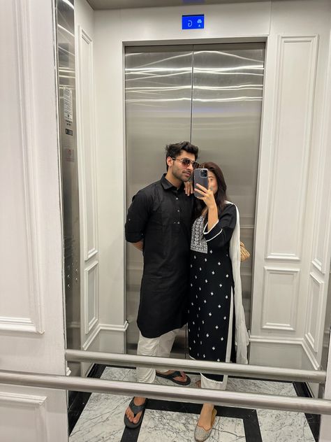 Couple Mirror Selfie Aesthetic, Couple Edits, Couple Dresses, Chicken Starter, Starter Recipes, Traditional Mirrors, Couple Dress, Flowers Wallpapers, Cute Couples Photography