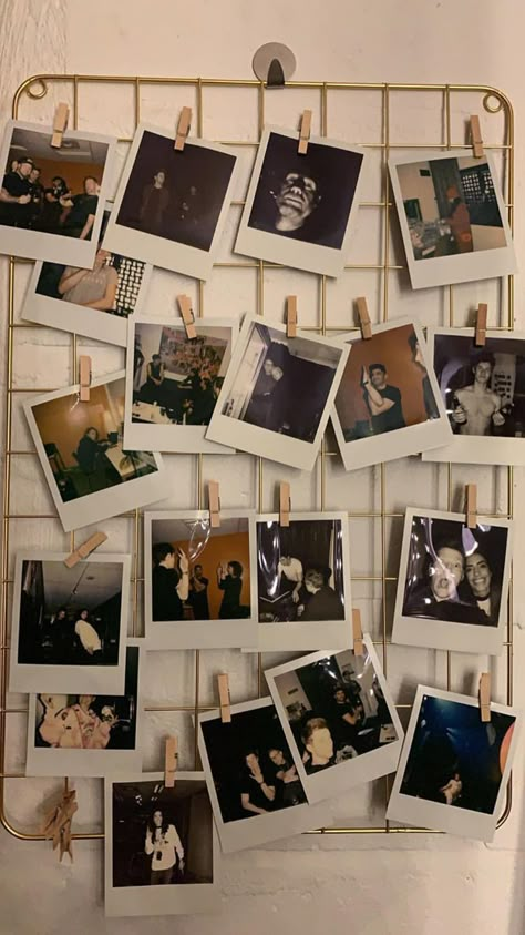 Polaroid Organization, Polaroids In Room, Polaroid Decoration Ideas, Paredes Aesthetic, Instax Wall, Cool Room Designs, Polaroid Wall, Photo Walls, Cute Diy Room Decor