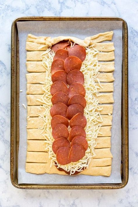 Pizza Appetizers Easy, Pepperoni Crescent Rolls, Crescent Dough Sheet Recipes, Week Night Recipes, Crescent Pizza, Pizza Braid, Recipes Using Crescent Rolls, Crescent Roll Appetizers, Easy Crescent Rolls