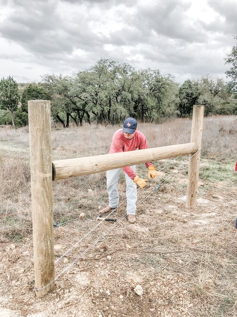 T Post Fence, Build A Fence, How To Do Everything, Livestock Fence, Pasture Fencing, Ranch Fencing, Field Fence, Earth Bag Homes, Barbed Wire Fencing