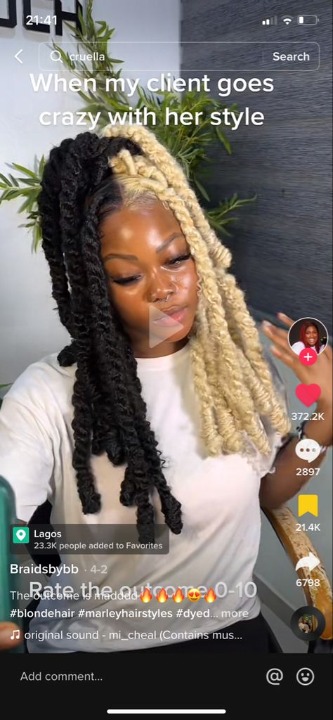 Half Colour Braids, Blond Marley Twist, Marley Twists With Color, Half Blonde Half Black Locs, Marley Twists Blonde, Black And Blond Locs, Brown And Blonde Twists, Black And Blonde Twists, Black And Blonde Locs