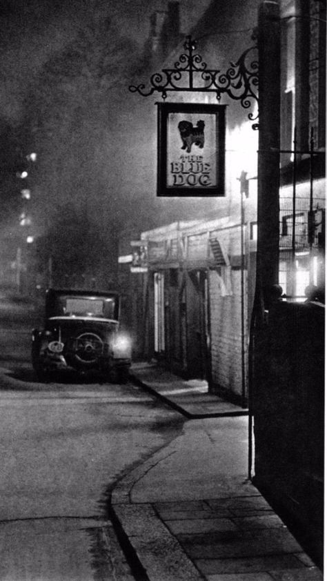 Stunning Atmospheric Photographs of London Streets at Night in the 1930s John Morrison, Kensington And Chelsea, Francisco Goya, London Night, London Pubs, London History, Dark City, London Underground, Old London