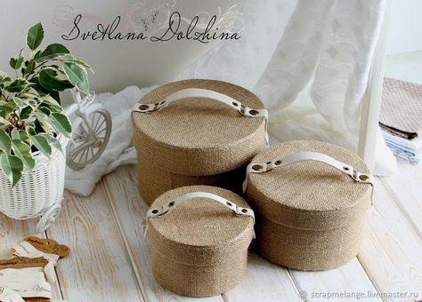 Diy Basket With Lid, Basket Lids Diy, Round Box Packaging Wrapping Ideas, Diy Hat Boxes How To Make, Hat Boxes Diy, Hat Boxes Ideas Decor Diy, How To Make A Hat Box Diy, Round Box Diy, Round Basket Sewing Pattern