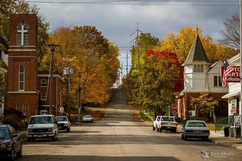 Usa Small Town, Small American Town, Small Town Core, Small Town Houses, American Small Town, Small Town Aesthetic, House In America, American Town, Town Aesthetic