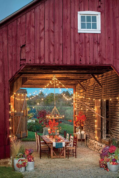 Small Barnhouse Homes, How To Decorate House Farm Style, Farm Picnic Ideas, Barn Houses Farmhouse, Ranch House Backyard, Barn House Exterior, Pole Barn Wedding, Farm Restoration, Renovated Barns