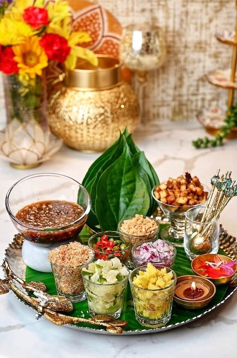 Thai Paan Bites – Miang Kham | New Indian Paan Display, Indian Food Platter Ideas, Thai Charcuterie Board, Chaat Party Decoration At Home, Diwali Grazing Table, Indian Food Display, Thai Dinner Party Decorations, Paan Decoration Ideas, Hot Snacks Appetizers