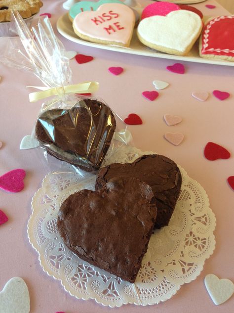 Heart Shaped Brownies Heart Shaped Brownies, Decorated Brownies, 2025 Ideas, Brownie Pops, Valentine Desserts, Pretty Dessert, Baking Business, Gift Inspo, Think Food