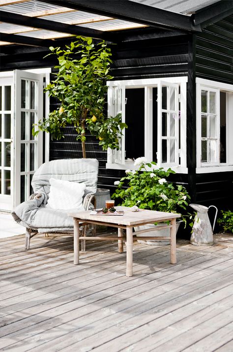 . Scandinavian Summer House, Scandinavian Cottage, Weatherboard House, Black Houses, Terrace Decor, Cottage Exterior, White Windows, White Cottage, Summer Cottage