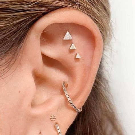 Maria Tash on Instagram: “Create a captivating diagonal across the Tash Rook℠ with descending invisible set triangle studs.” Maria Tash Earrings, Opal Belly Ring, Pregnancy Belly Rings, Rose Gold Butterfly, Gold Belly Ring, Cartilage Jewelry, Maria Tash, Daith Earrings, Navel Jewelry