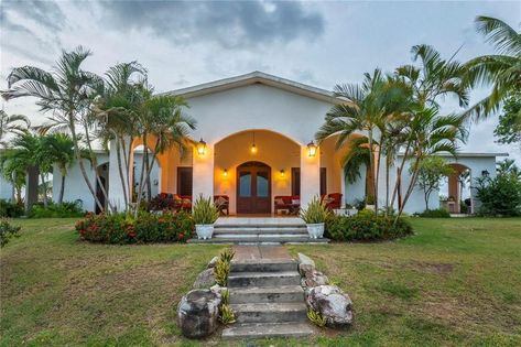 Exterior Bathroom, Gated Entrance, Vieques Puerto Rico, Modern Farmhouse Home Decor, Modern Style House Plans, House On The Rock, Spacious Living, Puerto Rican, Maine House