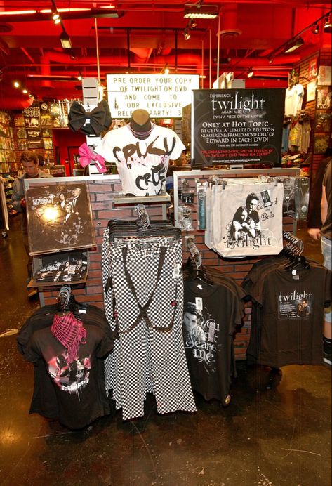 Twilight Merchandise, Hot Topic Aesthetic, Old Hot Topic, Mall Rats, Hot Topic Store, Twilight Party, 2000s Goth, Aesthetic 2000s, Emo Dresses