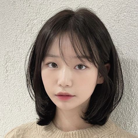 Chin Length Hair Korean, Short Hair For Round Face Korean, Oval Korean Haircut, Short Hair With Bangs On Round Face, Short Korean Hair With Bangs, Hairstyles For Short Hair Oval Face, Haircuts Oval Face Medium, Japanese Haircut Short Round Faces, Korean Short Haircut With Bangs For Round Face