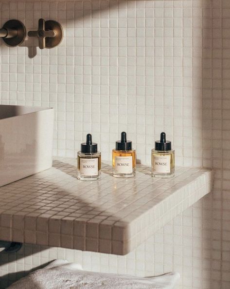 Self Care Bathroom, Aesop Product Photography, Bathroom Lifestyle Photography, Product Photography Bathroom, Film Product Photography, Bathroom Product Photography, Beauty Product Design, Photoshoot Ideas Product, Skincare Product Photography Ideas