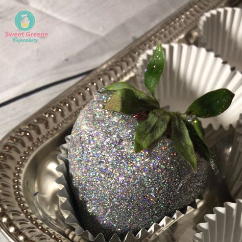 Sparkly Chocolate Covered Strawberries, Glitter Chocolate Covered Strawberries, Choc Strawberries, Glitter Chocolate, Bouquet Business, Bday Vibes, Dipped Berries, Cake Pop Bouquet, How To Make Glitter