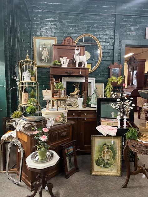 Victorian Booth Display, Antique Booth Items That Sell, Corner Antique Booth Display, Cottagecore Booth Ideas, Decorating Antique Booth, Spring Antique Booth Displays, Antique Booths Displays, Antique Booth Set Up, Vintage Booth Display Ideas Vendor