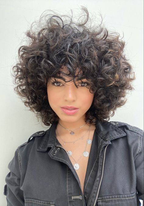 A3 Curly Hair, Curly Bob Hairstyles With Bangs, Tight Curls Short Hair, Short Curly Haircut Ideas, Trendy Curly Haircuts, Curly Haircut Ideas, Short Curly Haircut, Curly Bob Haircut, Curly Hair Pictures