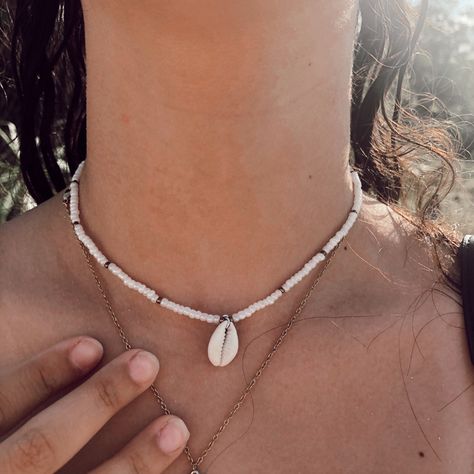 Beach Hippie Jewelry, Beachy Necklaces Boho, Beachy Jewelry Bracelets, Summer Necleses, Puka Shell Necklace Aesthetic, Summer Jewlerie Aesthetic, Beaded Jewelry Beach, Cute Shell Necklaces, Cute Beachy Necklaces