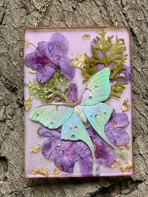 Butterfly In Resin Art, Resin Dried Flowers, Resin Butterfly, Flowers Glitter, Home Decor Crate, Paper Butterfly, Insect Art, Resin Crafts, Resin Art