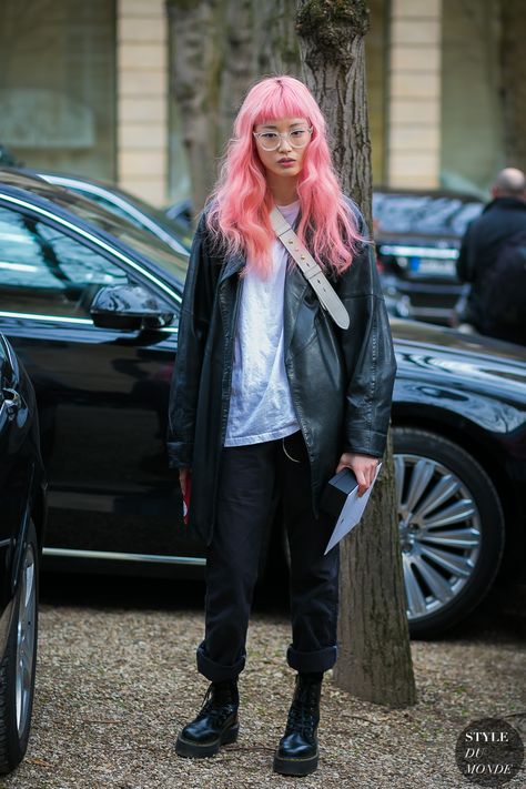 Fernanda Ly by STYLEDUMONDE Street Style Fashion Photography Black Pink Street Style, Fernanda Ly Street Style, Fernanda Hin Lin Ly, Black White And Pink Outfit, Pink Hair Street Style, What To Wear With Pink Hair, 일본 패션, Tokyo Street Fashion, Street Style 2017