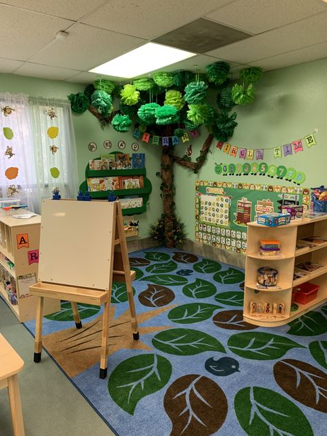 Trees In Classroom Ideas, Forest Display Classroom, Diy Tree Classroom, School Wall Painting Ideas Classroom Tree, Classroom Reading Tree, Pre Nursery Classroom Decoration Ideas, Jungle Tree Classroom, Forest School Indoor Classroom, Tree In Playroom