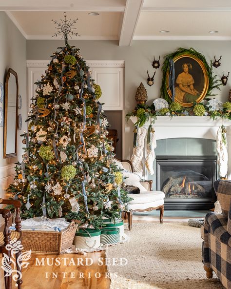 Frontgate Christmas Tree, Traditional Southern Christmas Decor, Chartreuse Christmas Tree, Nancy Meyers Christmas Tree, Grand Melinnial Christmas, Classic Southern Christmas Decor, Christmas Mantle Traditional, Decorating For Christmas Before Thanksgiving, James Farmer Christmas