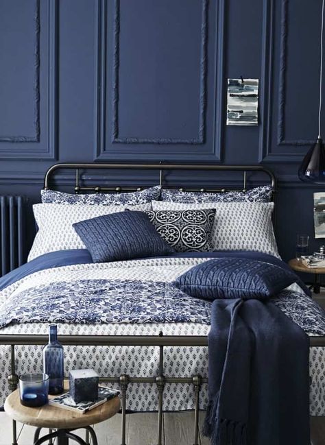 Navy Bedroom Walls, Bedroom Design Diy, Navy Bedrooms, Dark Blue Bedrooms, Blue Bedroom Walls, Navy Blue Bedrooms, Blue Bedroom Design, Blue Bedroom Decor, Decor Ikea