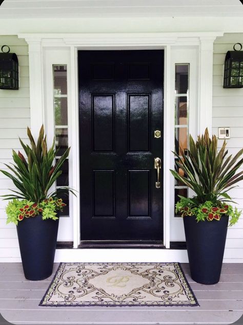 Front Door Plants, Front Door Planters, Front Porch Plants, Front Porch Flowers, Front Porch Planters, Door Planter, Porch Plants, Porch Flowers, نباتات منزلية