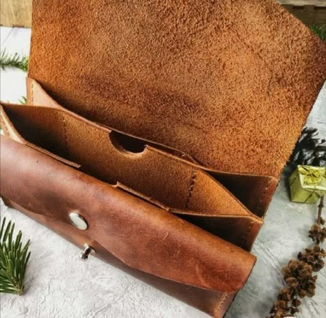 Diy En Cuir, Diy Leather Projects, Leather Wallet Pattern, Brown Leather Wallet, Women Wallet, Handmade Leather Wallet, Leather Ideas, Leather Crafts, Leather Gifts