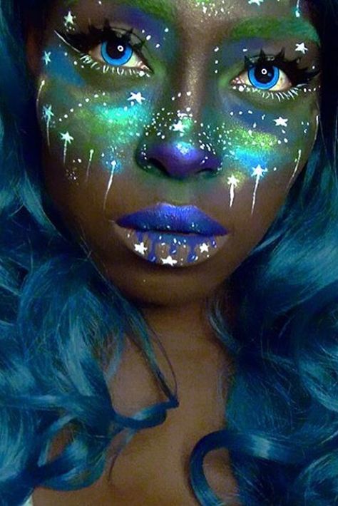 21 Galaxy Makeup Looks - Creative Makeup Ideas for Extraordinary Girls ★ See more: http://glaminati.com/galaxy-makeup-looks/ Galaxy Makeup Looks, Fantasy Make-up, Bling Makeup, Make Carnaval, Galaxy Makeup, Galaxy Hair, Cool Halloween Makeup, Halloween Makeup Ideas, Special Effects Makeup